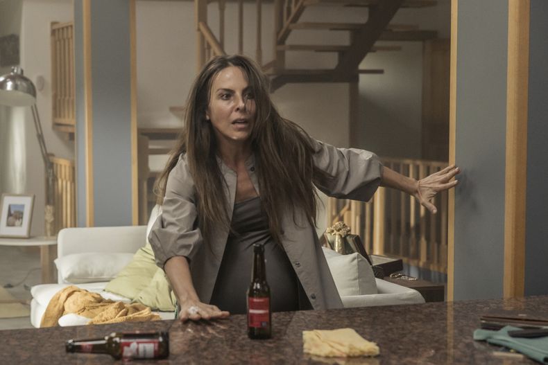 Esta imagen difundida por ViX muestra a Kate del Castillo en una escena de la película Instintos. (Esteban Novillo/ViX vía AP)
