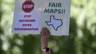 Una mujer sostiene un letrero en una marcha de protesta contra las audiencias de redistribución de distritos en el Capitolio de Texas, el jueves 24 de julio de 2025, en Austin, Texas. (AP Foto/Eric Gay)