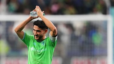 Cristian Roldán, volante de los Sounders de Seattle, festeja la victoria sobre los Sporting Kansas City, el jueves 1 de octubre de 2026 en un duelo de la MLS (AP foto/Lindsey Wasson)