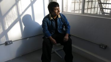 El cantautor mexicano Macario Martínez posa para una foto durante una entrevista para promocionar su álbum Si mañana ya no estoy en la Ciudad de México, el martes 28 de octubre de 2025. (Foto AP/Berenice Bautista)