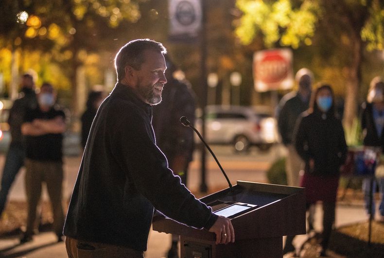 El obispo Steve Wood, de la iglesia de San Andrés, agradece al personal sanitario del Centro Médico East Cooper, donde fue paciente por COVID-19, el lunes 14 de diciembre de 2020. (Grace Beahm Alford/The Post And Courier vía AP)