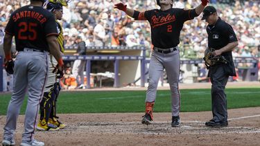 Gunnar Henderson, de los Orioles de Baltimore, celebra después de batear cuadrangular de dos carreras durante la octava entrada del juego de béisbol en contra de los Cerveceros de Milwaukee, el jueves 8 de junio de 2023, en Milwaukee. (AP Foto/Morry Gash)