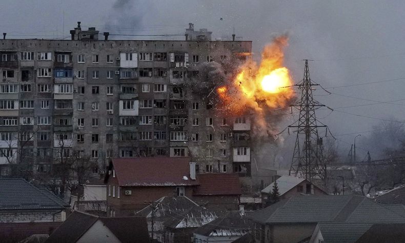 ARCHIVO - Una explosión en un edificio de apartamentos después de que un tanque del ejército ruso disparara en Mariúpol, Ucrania, el 11 de marzo de 2022. La imagen forma parte del documental 20 Days in Mariupol que fue nominado a los Premios de la Academia el 23 de enero de 2024. (Foto AP/Evgeniy Maloletka, archivo)