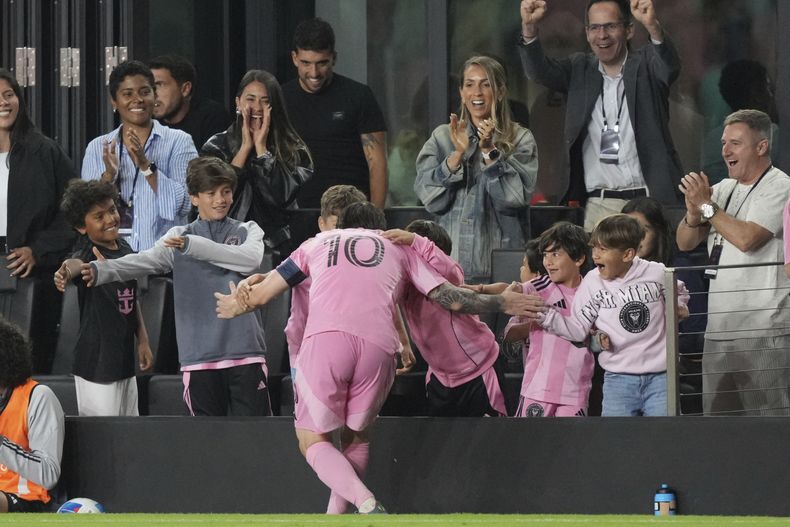 Lionel Messi, del Inter Miami, festeja su tanto ante Los Angeles FC en el encuentro de cuartos de final de la Copa de Campeones de la CONCACAF, el miércoles 9 de abril de 2025, en Fort Lauderdale, Florida (AP Foto/Jim Rassol)
