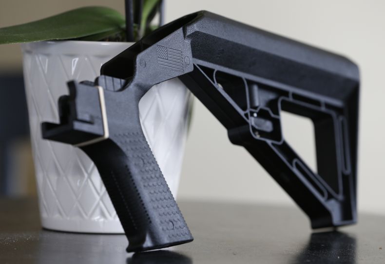 ARCHIVO - En la imagen, un automatizador de rifles en Harrisonburg, Virginia, el 15 de marzo de 2019. (AP Foto/Steve Helber, Archivo)