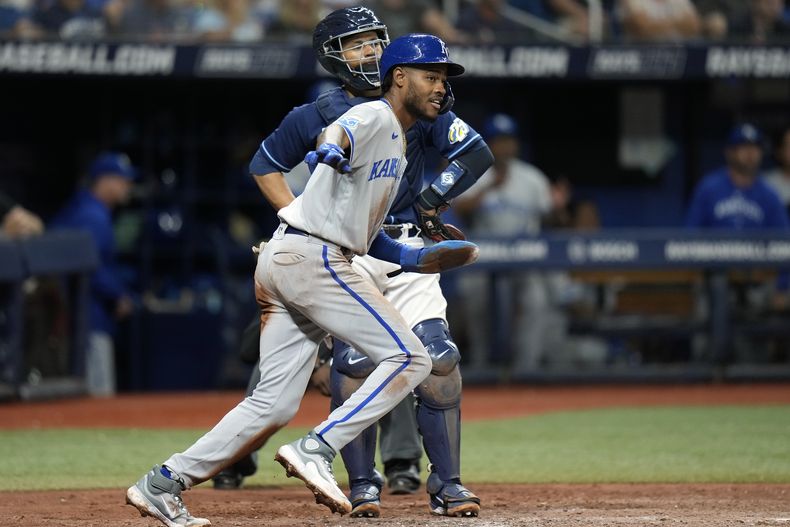 El venezolano Maikel García, de los reales de Kansas City, anota frente al receptor dominicano Francisco García, de los Rays de Tampa Bei, gracias a un sencillo de MJ Melendez en la novena entrada del partido en St. Petersburg, Florida, el jueves 22 de junio de 2023. (AP Foto/Chris OMeara)