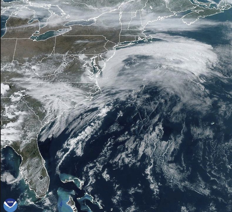 En esta imagen de satélite proporcionada por la Oficina Nacional de Administración Oceánica y Atmosférica (NOAA, por sus siglas en inglés) se muestra una megatormenta de marzo, formándose en Estados Unidos, el jueves 13 de marzo de 2025. (NOAA vía AP)