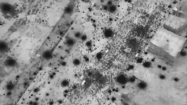 En esta captura de pantalla tomada de un vídeo y difundida por el ejército israelí el jueves 29 de febrero de 2024, palestinos rodean camiones de ayuda en el norte de Gaza en lo que los funcionarios habían descrito como la primera entrega importante en un mes. (IDF via AP)