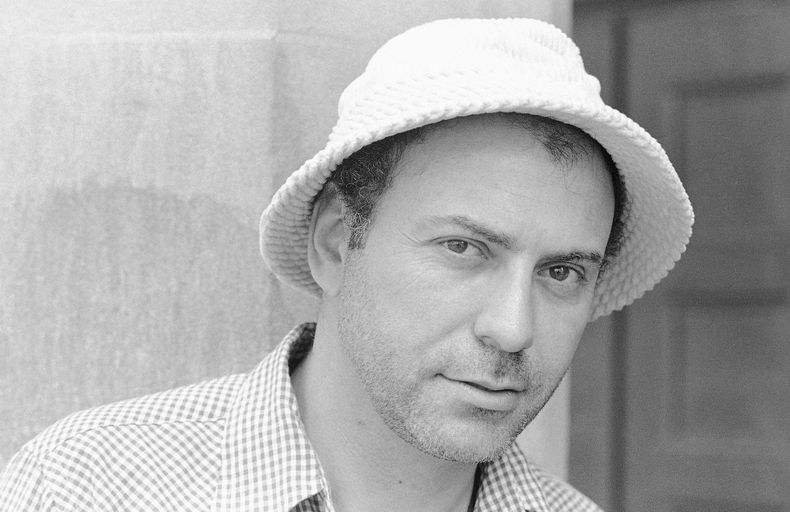 ARCHIVO - Alan Arkin en Nueva York el 28 de agosto de 1975 antes de comenzar su trabajo just en The Soft Touch. Arkin, el actor de carácter que demostró su versatilidad en la comedia y el drama al recibir recibió cuatro nominaciones al Premio de la Academia y ganó un Oscar en 2007 por Little Miss Sunshine, falleció a los 89 años. (Foto AP/Jerry Mosey, archivo)