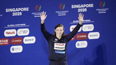 La medallista de oro estadounidense Katie Ledecky celebra en el podio después de la final de 800 metros estilo libre femenino en el Campeonato Mundial de Natación en Singapur, el sábado 2 de agosto de 2025. (AP Photo/Lee Jin-man)