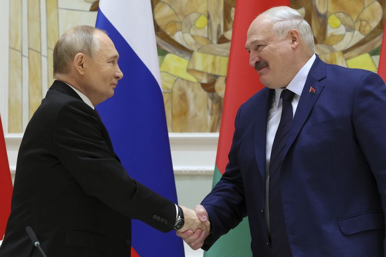 El presidente ruso, Vladímir Putin, izquierda, y el presidente bielorruso, Alexander Lukashenko, se saludan en una ceremonia de firma tras una reunión del Supremo Consejo Estatal del Estado de la Unión Rusia-Bielorrusia, para conmemorar el 25to aniversario del Tratado del Estado de la Unión en Minsk, Bielorrusia, el viernes 6 de diciembre de 2024. (Vladimir Smirnov, Sputnik, Kremlin Pool Foto vía AP)