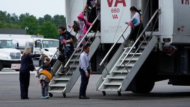 ARCHIVO - Refugiados afrikáners procedentes de Sudáfrica llegan el 12 de mayo de 2025 al Aeropuerto Internacional de Dulles, en Virginia. (Foto AP/Julia Demaree Nikhinson, Archivo)