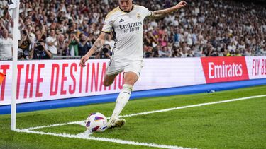 ARCHIVO - Toni Kroos, del Real Madrid, patea el balón durante un partido de fútbol de La Liga española entre el Real Madrid y el Betis en el estadio Santiago Bernabéu en Madrid, España, el sábado 25 de mayo de 2024. Toni Kroos ha sido elegido jugador del año de Alemania para 2023/24, mientras que Xabi Alonso ganó el galardón del entrenador por llevar al Bayer Leverkusen al título de la Bundesliga. (AP Foto/Manu Fernández, Archivo)