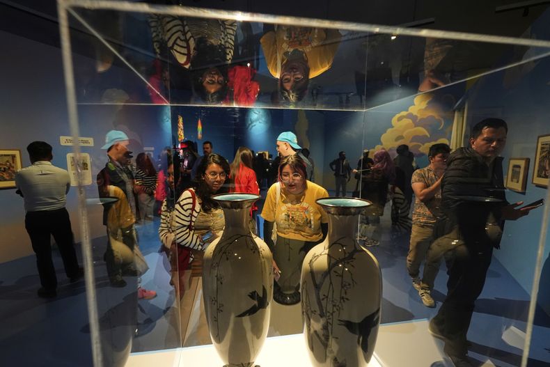 Visitantes asisten a la inauguración de la exposición Japón: Del mito al manga en el Museo Franz Mayer de la Ciudad de México, el jueves 7 de agosto de 2025. (Foto AP/Fernando Llano)