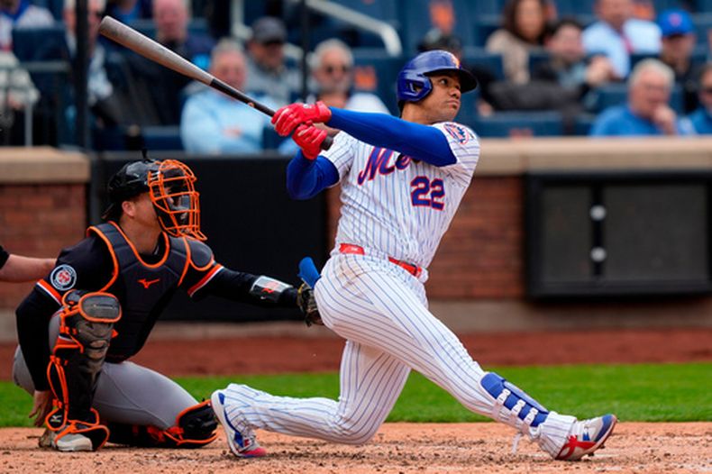 Juan Soto (22) de los Mets de Nueva York batea un jonrón ante los Tigres de Detroit, el jueves 14 de mayo de 2026, en Nueva York. (AP Foto/Yuki Iwamura)