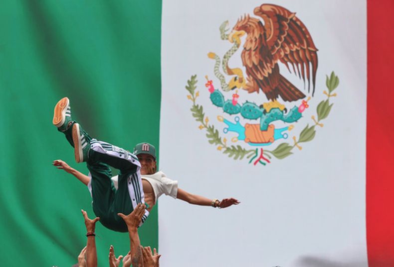 Hinchas mexicanos celebrando en el Paseo de la Reforma de la Ciudad de México previo al partido entre México e Inglaterra por los octavos de final del Mundial, el domingo 5 de julio de 2026. (AP Foto/Ginnette Riquelme)