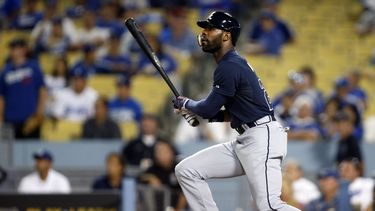 americateve | El jugador de los Bravos de Atlanta, Jason Heyward, observa un jonr&oacute;n contra los Dodgers de Los Angeles el 6 de octubre de 2013 en Los Angeles. (AP Photo/Danny Moloshok, File)