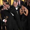 Matty Matheson, centro, y Ebon Moss-Bachrach se besan después de que The Bear ganara el premio a la mejor serie de comedia en la 75ª edición de los Premios Emmy el lunes 15 de enero de 2024 en el Peacock Theatre de Los Ángeles. (Foto AP/Chris Pizzello)