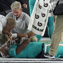 Tagovailoa, retirado en camilla del partido de Dolphins