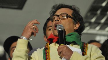 americateve | El alcalde de Bogot&aacute;, Gustavo Petro, da un mensaje a sus partidarios durante una manifestaci&oacute;n contra el procurador general Alejandro Ord&oacute;&ntilde;ez, el viernes 13 de diciembre de 2013. La Procuradur&iacute;a General dictamin&oacute;