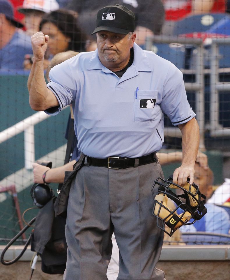 ARCHIVO - Esta foto del 5 de junio del 2014 muestra al &aacute;rbitro Dale Scott durante un partido de las Grandes Ligas entre los Cardenales de San Luis y los Reales de Kansas City. Scott dijo que es gay, en la m&aacute;s reciente revelaci&oacute;n de es