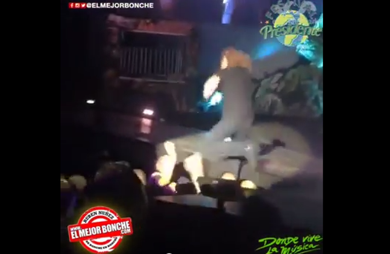 Luego de culminar la vocalización de "En el muelle de San Blás", el intérprete dijo: "Wow! Esto está muy resbalosó". Pero el show prosiguió normal