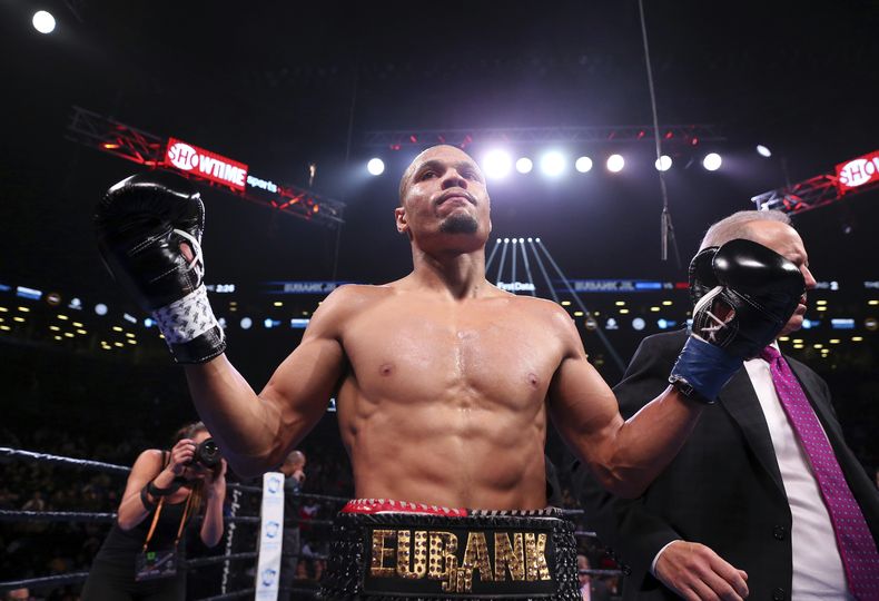 ARCHIVO - El británico Chris Eubank Jr. reacciona después de derrotar al ruso Matt Korobov durante el segundo asalto de un combate de boxeo por el título interino de peso mediano de la AMB, el 7 de diciembre de 2019, en Nueva York. (AP Photo/Michael Owens, Archivo)