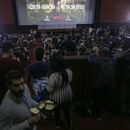 Gente espera en el Cine Yara para la proyección de la serie de Netflix, Cien años de soledad, basada en el libro de Gabriel García Márquez, como parte del 45° Festival Internacional del Nuevo Cine Latinoamericano de La Habana en La Habana, Cuba, el viernes 6 de diciembre de 2024. (Foto AP/Ariel Ley)