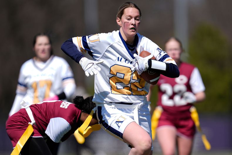 ARCHIVO - Jugadoras de la Universidad de Augustana y la Universidad Concordia de St. Paul compiten durante un juego de fútbol bandera universitario femenino, el 7 de abril de 2025, en St. Paul, Minnesota. (AP Photo/Abbie Parr, Archivo)