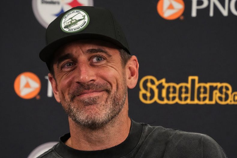 El quarterback de los Steelers de Pittsburgh Aaron Rodgers habla con los reporteros al inicio del campamento de entrenamiento del equipo el martes 28 de julio del 2026. (AP Foto/Gene J. Puskar)