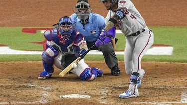 Ketel Marte, de los Diamondbacks de Arizona, batea un sencillo productor de dos carreras en contra de los Rangers de Texas durante a octava entrada del Juego 2 de la Serie Mundial de béisbol, el sábado 28 de octubre de 2023, en Arlington, Texas. (AP Foto/Tony Gutierrez)