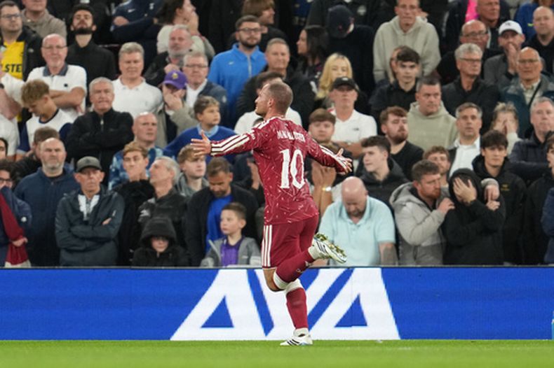 Alexis Mac Allister celebra tras anotar el primer gol de Liverpool en el partido contra Tottenham en la tercera ronda de la Copa de la Liga inglesa, el martes 15 de septiembre de 2026. (AP Foto/Jon Super)