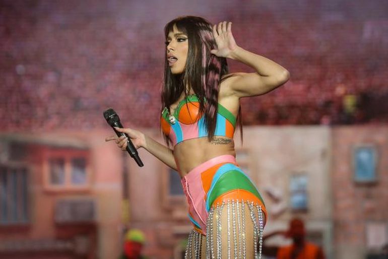 Anitta exhibe bandera de España en concierto y desata tormenta en Portugal +VIDEO