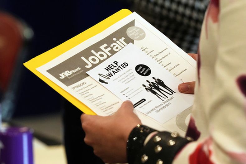 Una persona espera para hablar con un reclutador en una feria de empleo el 28 de agosto de 2025, en Sunrise, Florida. (AP Foto/Marta Lavandier, File)