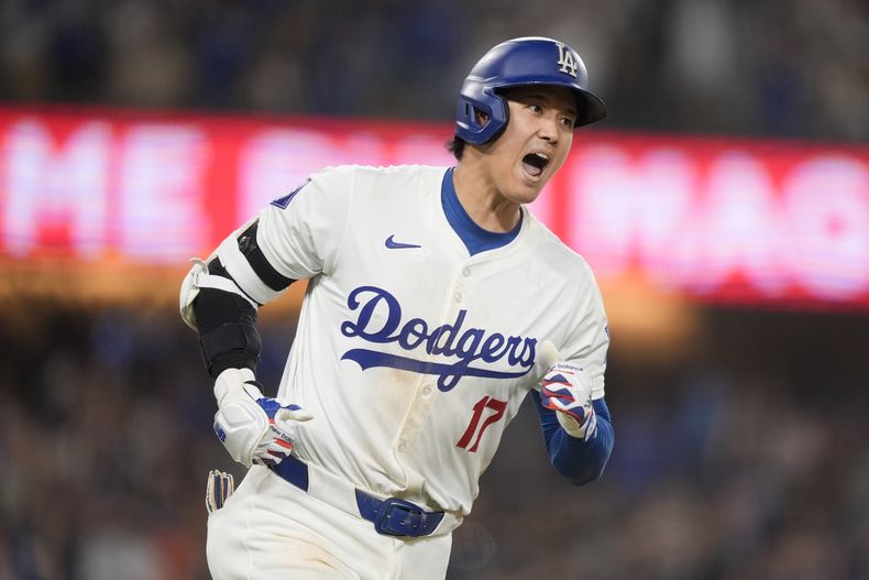 Shohei Ohtani, bateador designado de los Dodgers de Los Ángeles, celebra su cuadrangular de la ventaja durante la séptima entrada del juego de béisbol en contra de los Diamondbacks de Arizona, el martes 2 de julio de 2024, en Los Ángeles. (AP Foto/Ryan Sun)