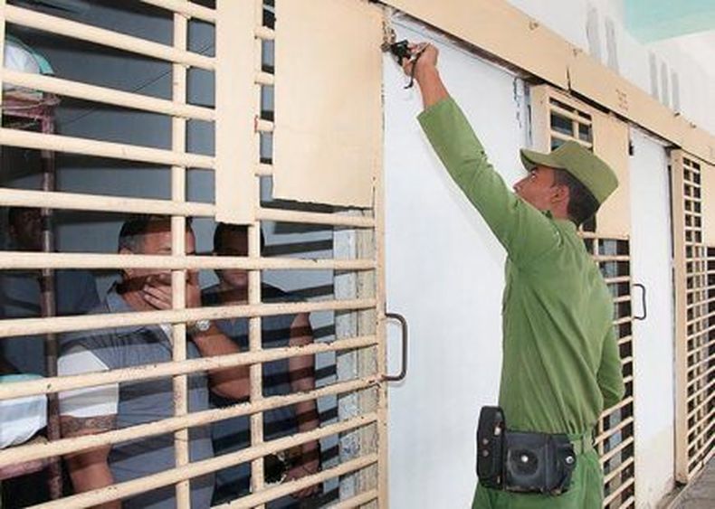 Según EyeOnCuba los detenidos en la isla tienen un promedio de edad de 41 años, la mayoría son hombres y el monto mayor de las denuncias proviene de Santiago de Cuba.