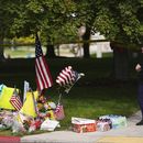 Flores y banderas en memoria del cofundador de Turning Point USA, Charlie Kirk, asesinado a tiros en la Universidad del Valle de Utah, el 13 de septiembre de 2025, en Orem, Utah. (AP Foto/Lindsey Wasson)
