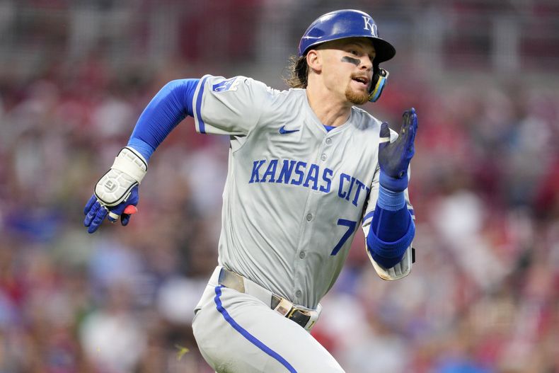 Bobby Witt Jr., de los Reales de Kansas City, corre al conectar un doble ante los Rojos de Cincinnati, el viernes 16 de agosto de 2024 (AP Foto/Jeff Dean)