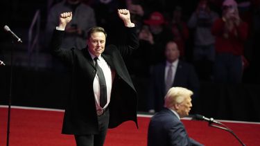 ARCHIVO - Elon Musk reacciona mientras el presidente electo Donald Trump habla previo a la 60ma ceremonia de investidura presidencial, el 19 de enero de 2025, en Washington. (AP Foto/Alex Brandon, Archivo)