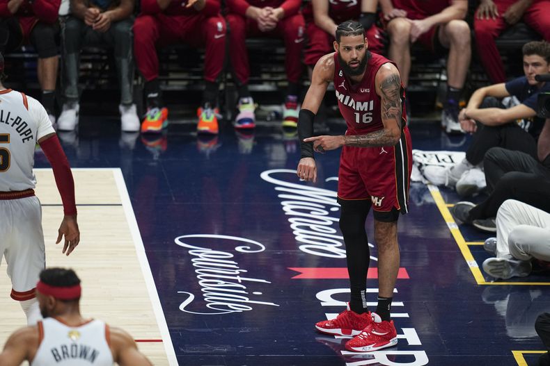 Caleb Martin, del Heat de Miami, reacciona durante el quinto partido de las Finales ante los Nuggets de Denver, el lunes 12 de junio de 2023 (AP Foto/Jack Dempsey)