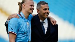 ARCHIVO - El presidente del Manchester City, Khaldoon Al Mubarak (derecha), posa con Erling Haaland, del Manchester City, tras el partido de la Liga Premier entre el Manchester City y el Chelsea en el Etihad Stadium, el 21 de mayo de 2023, en Manchester, Inglaterra. (Foto AP/Jon Super, Archivo)