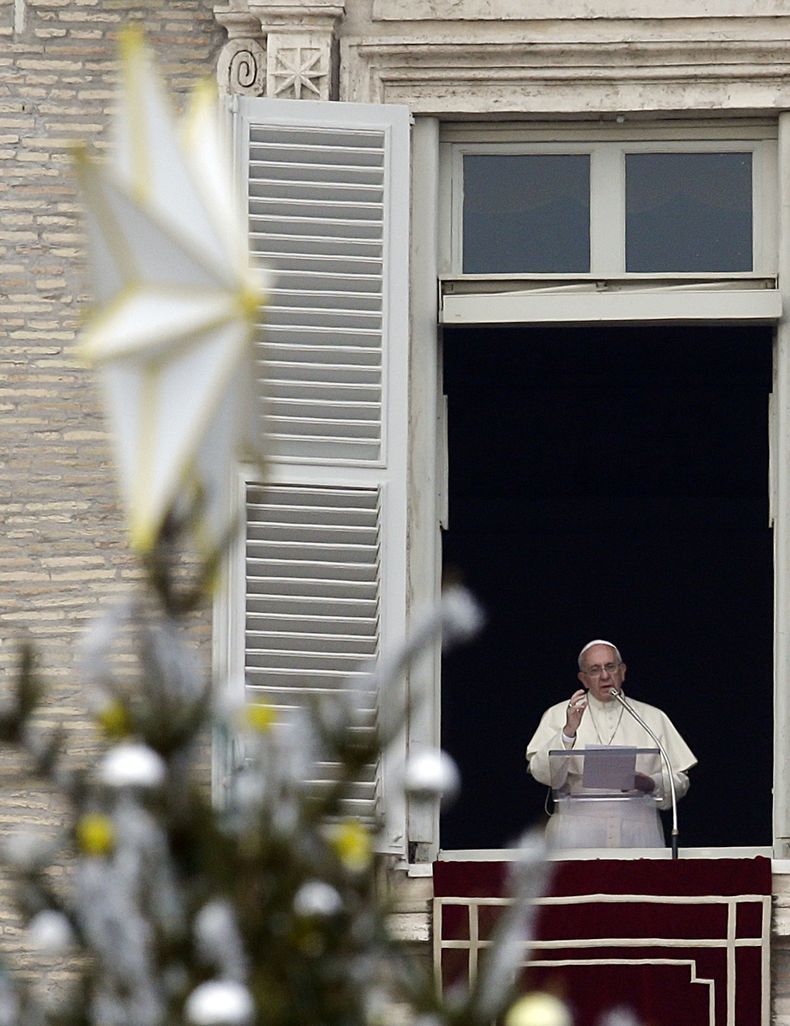 El papa Francisco pronuncia un mensaje a los fieles reunidos en la Plaza de San Pedro para el rezo del Angelus, en el Vaticano, el domingo 22 de diciembre de 2013. (Foto AP/Gregorio Borgia)