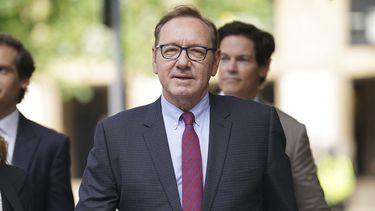 El actor Kevin Spacey llega a la Corte de la Corona en Southwark donde está acusado de abuso sexual contra cuatro hombres en supuestos incidentes ocurridos mientras trabajaba en el Teatro Old Vic en Londres el jueves 6 de julio de 2023. (Lucy North/PA vía AP)