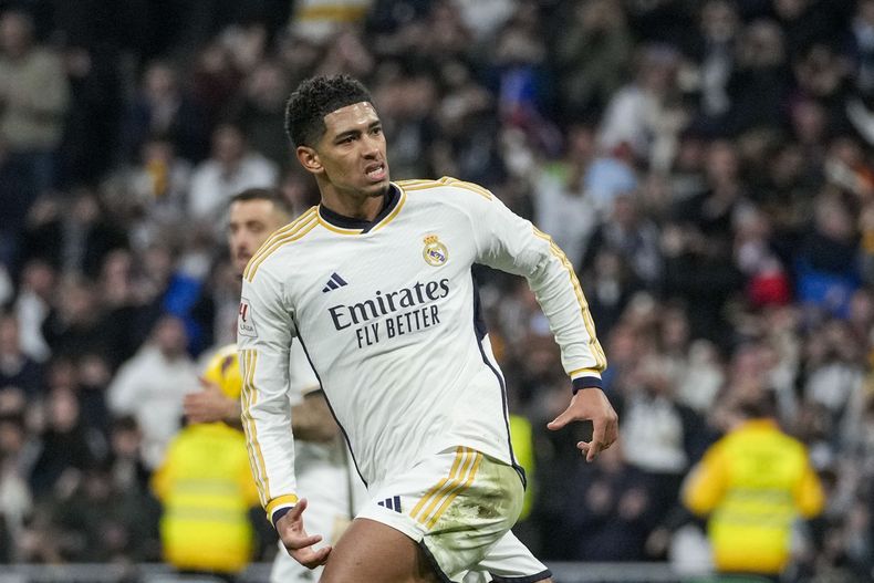 Jude Bellingham celebra tras anotar el primer gol del Real Madrid en la victoria 3-2 ante Almería en la Liga española, el domingo 21 de enero de 2024. (AP Foto/Bernat Armangue )