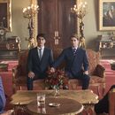 En esta imagen proporcionada por Amazon Prime, Taylor Zakhar Perez, izquierda, y Nicholas Galitzine en una escena de Red, White & Royal Blue. (Prime Video vía AP)