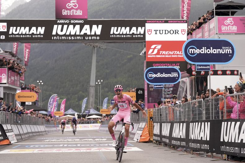 El mexicano Isaac del Toro festeja tras ganar la 17ma del Giro de Italia, el miércoles 28 de mayo de 2025, en Bormio. (Massimo Paolone/LaPresse vía AP)