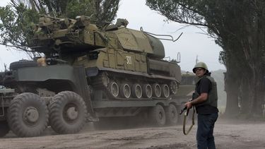 americateve | En la imagen, fuerzas del gobierno ucraniano maniobran veh&iacute;culos con misiles antia&eacute;reos Buk en su traslado al noroeste desde Slavyansk, Ucrania, el 4 de julio de 2014. (AP Photo/Dmitry Lovetsky)