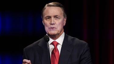 El ex senador republicano por Georgia David Perdue en un debate en las primarias para las elecciones a gobernador, el 1 de mayo del 2022 en Atlanta. (AP foto/Brynn Anderson)