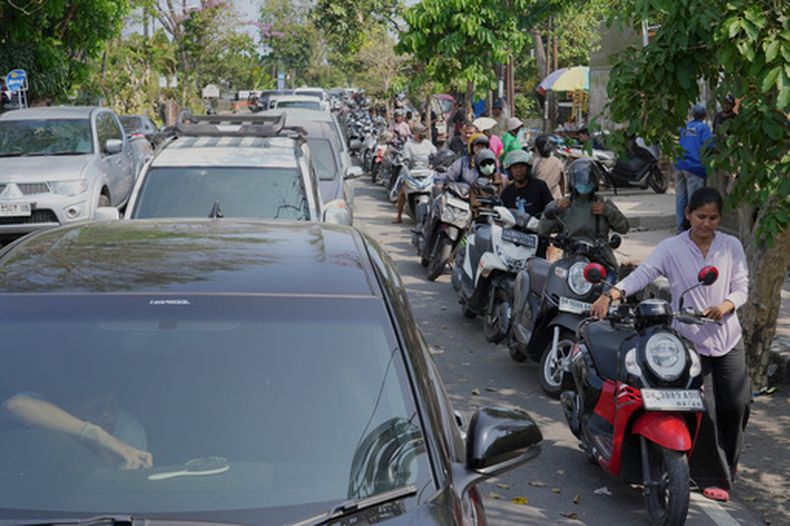 La cola de gente en una gasolinera en Denpasar, Bali, Indonesia, el 14 de octubre del 2026. (AP foto/Firdia Lisnawati)