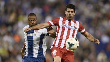americateve | Diego Costa (19) pelea un bal&oacute;n con Sidnei durante un partido de Atl&eacute;tico de Madrid con Espanyol el 19 de octubre del 2013 en Cornell&aacute; Llobregat, Espa&ntilde;a. El t&eacute;cnico de Brasil Luiz Felipe Scolari dijo que convocar&aacute;